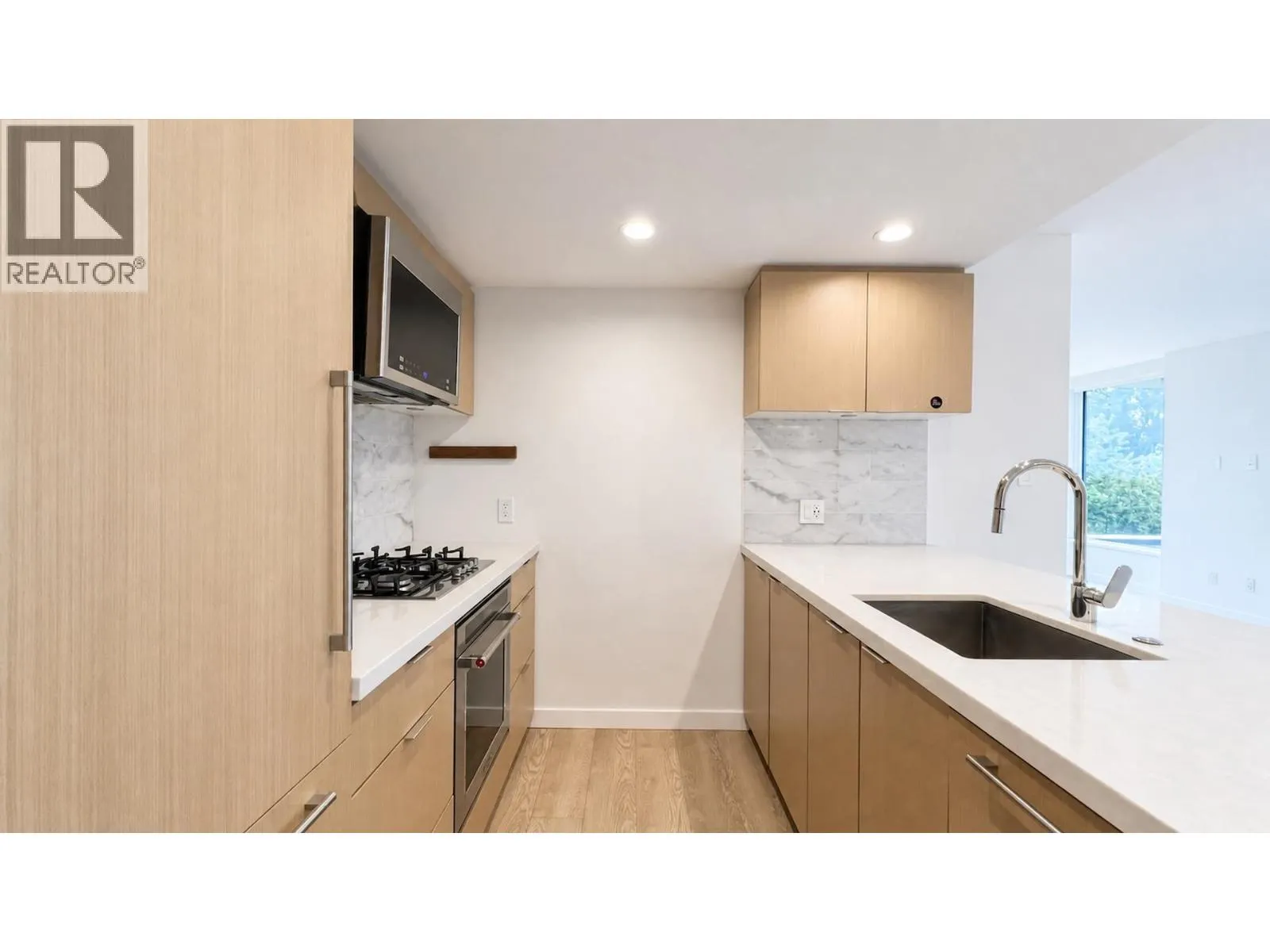 704 8238 LORD STREET