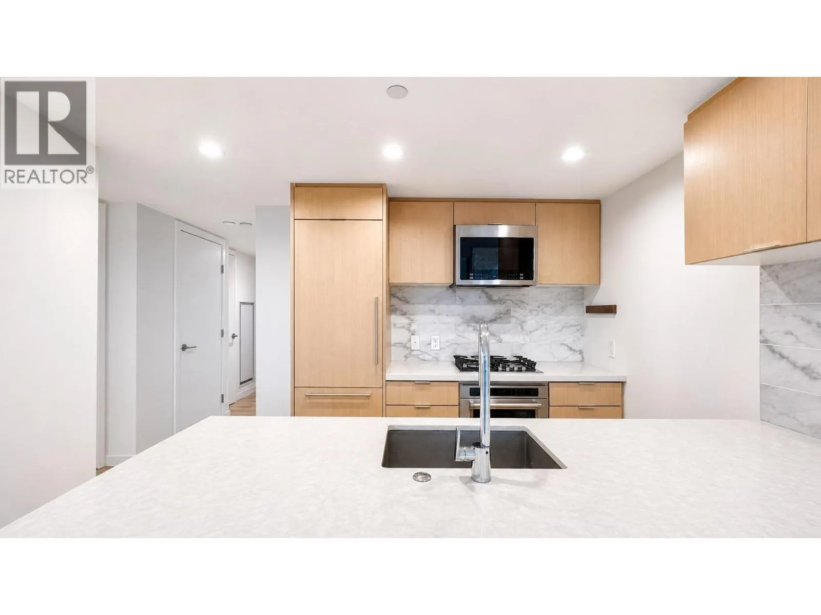 704 8238 LORD STREET