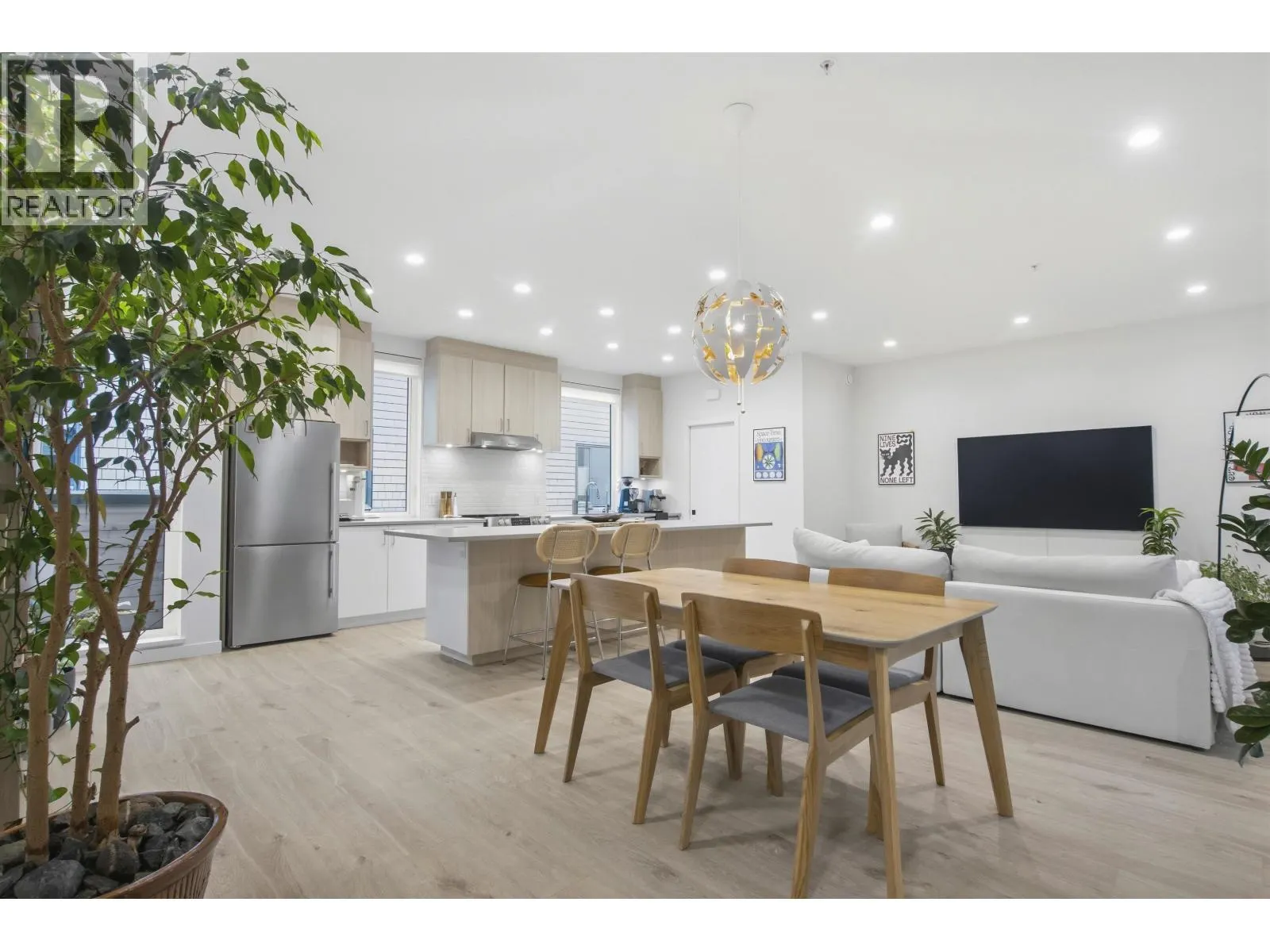 7 1089 WILSON CRESCENT
