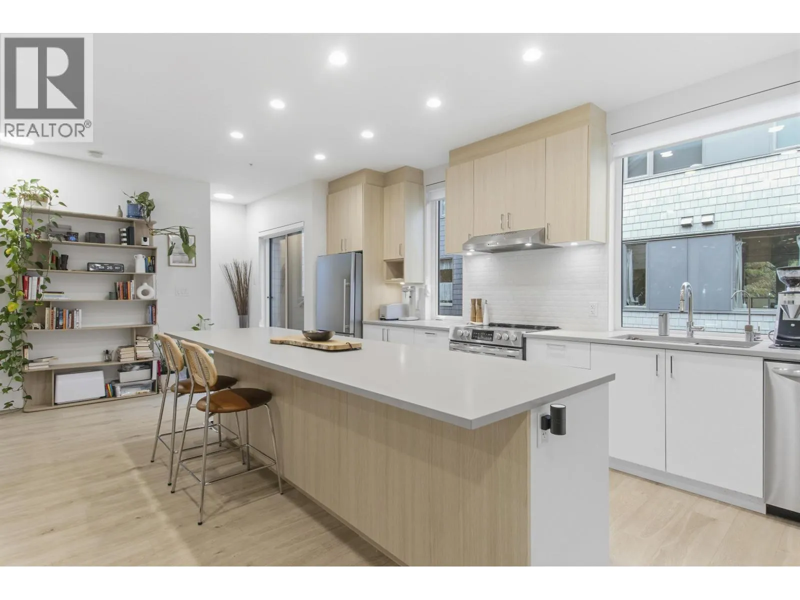 7 1089 WILSON CRESCENT
