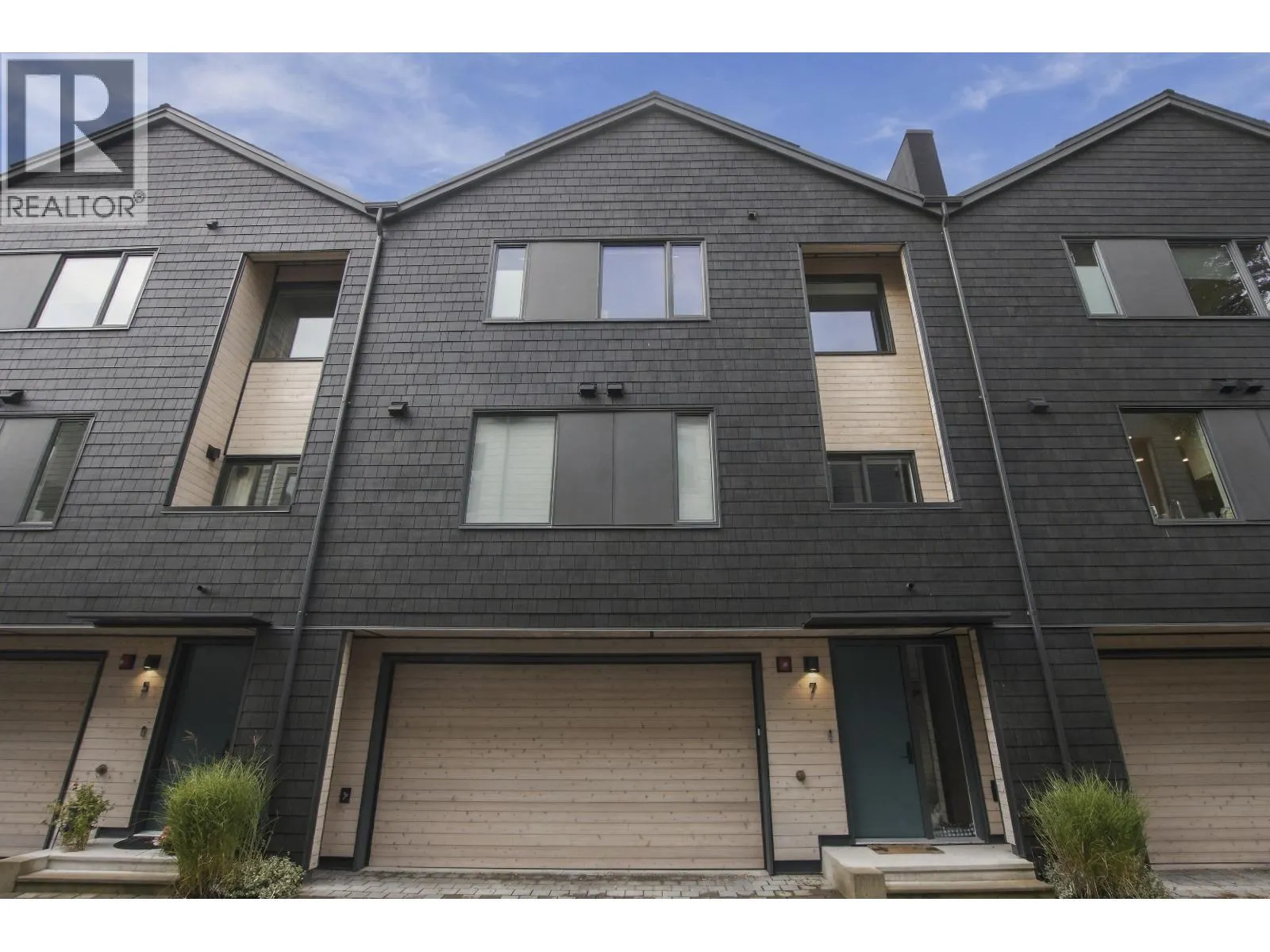 7 1089 WILSON CRESCENT