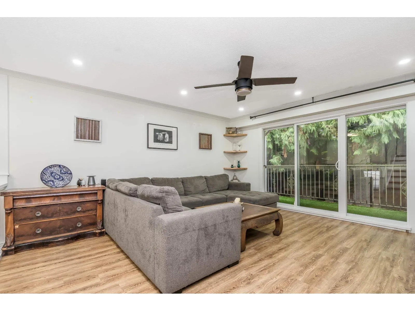 17 33923 E BOURQUIN CRESCENT
