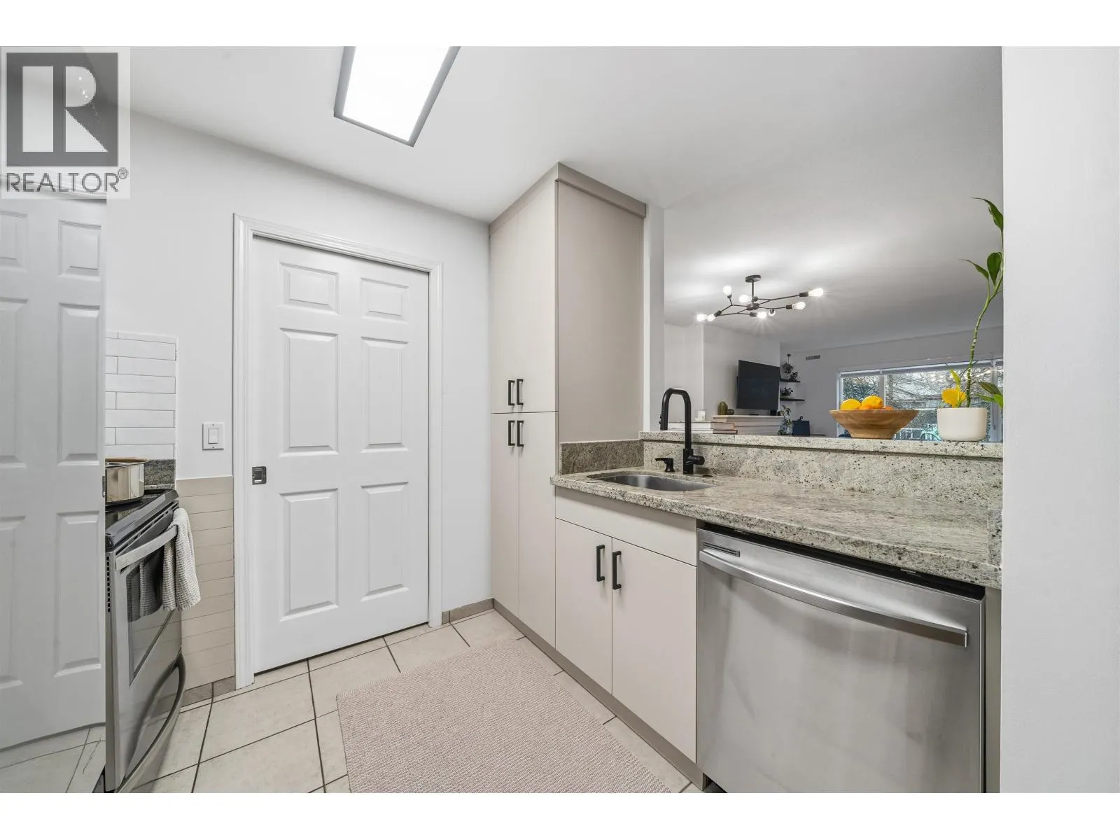 210 5281 OAKMOUNT CRESCENT