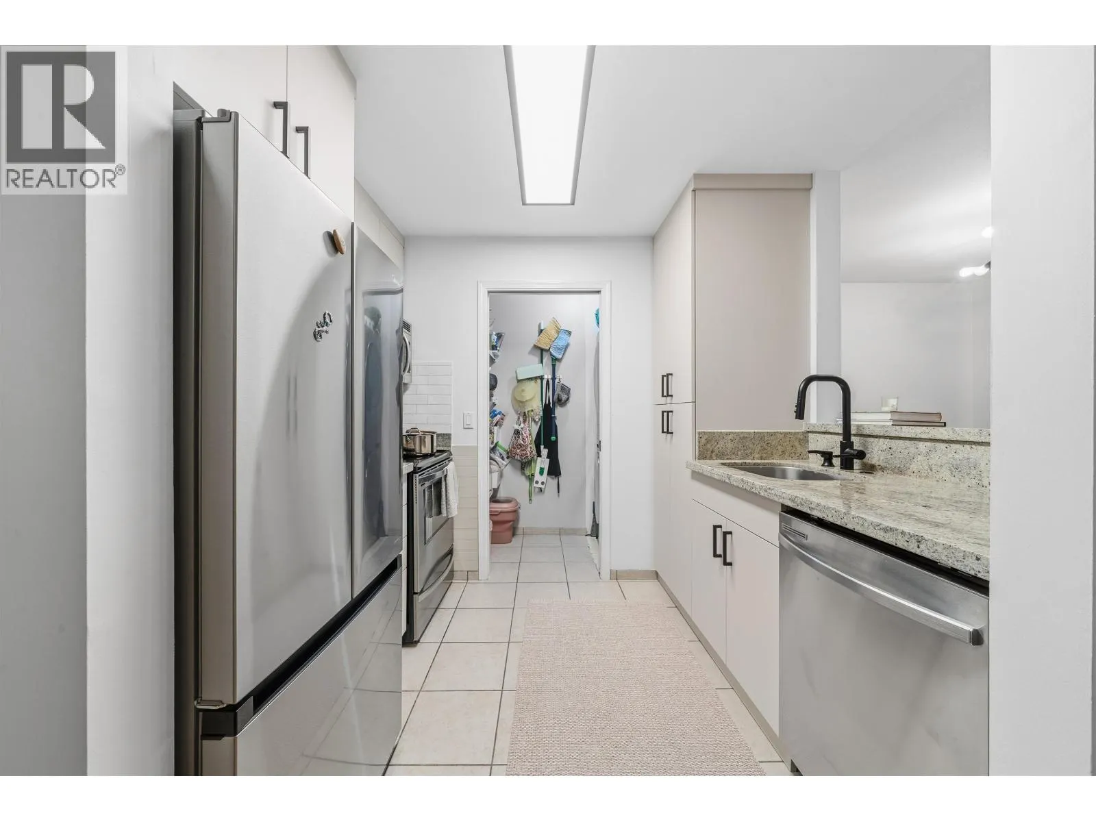 210 5281 OAKMOUNT CRESCENT