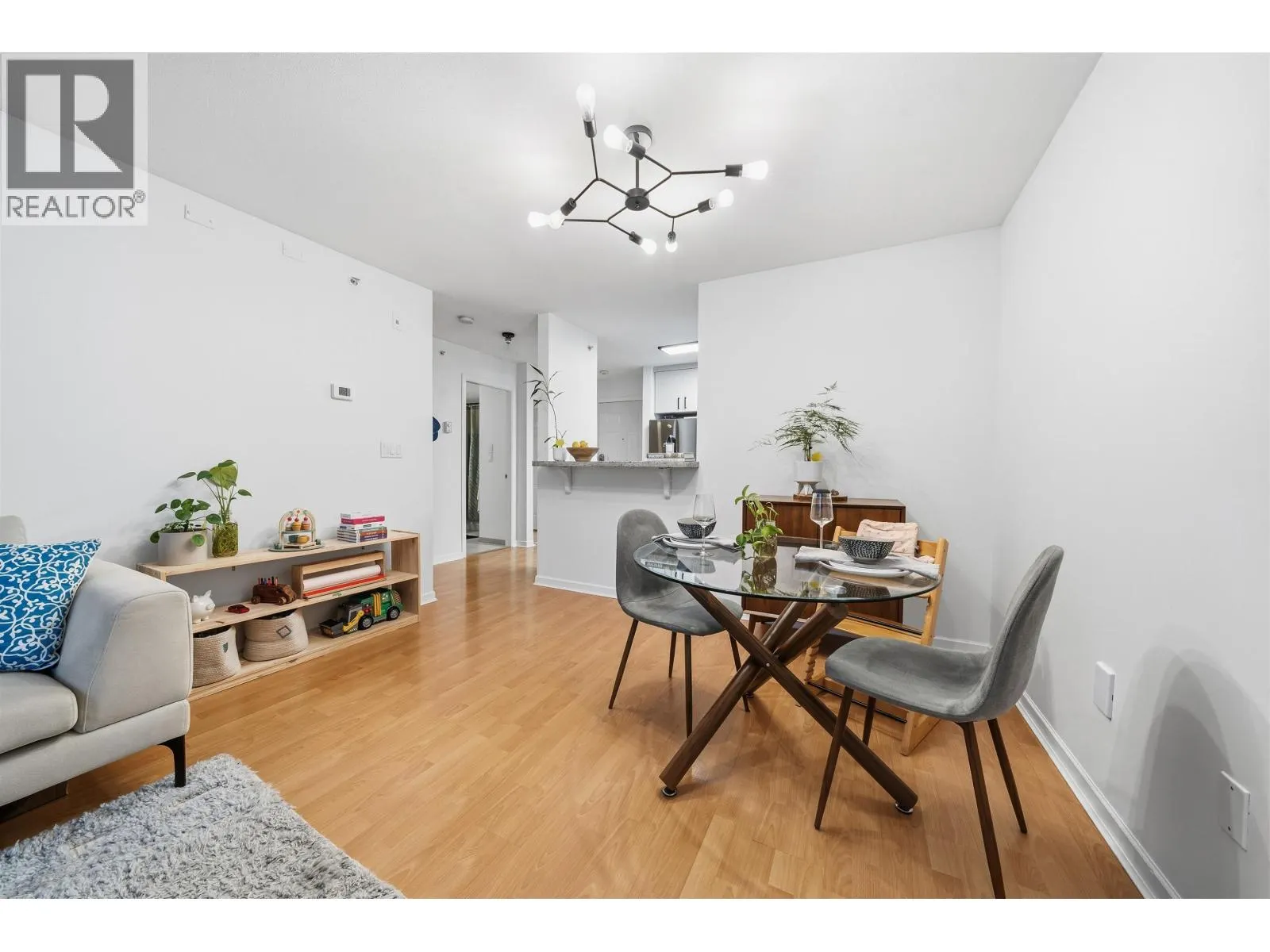 210 5281 OAKMOUNT CRESCENT