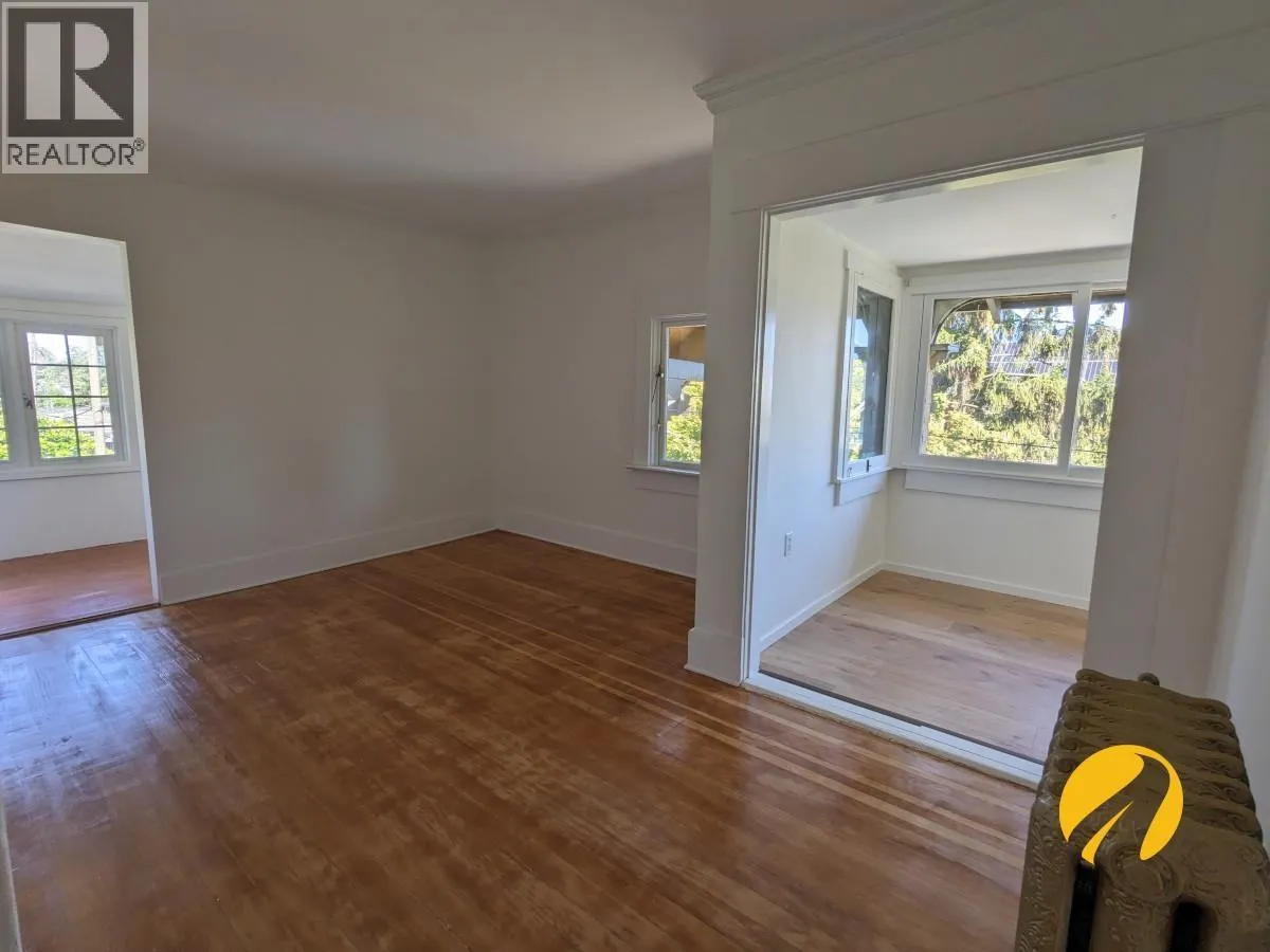 Upper 1 1631 DUNBAR STREET