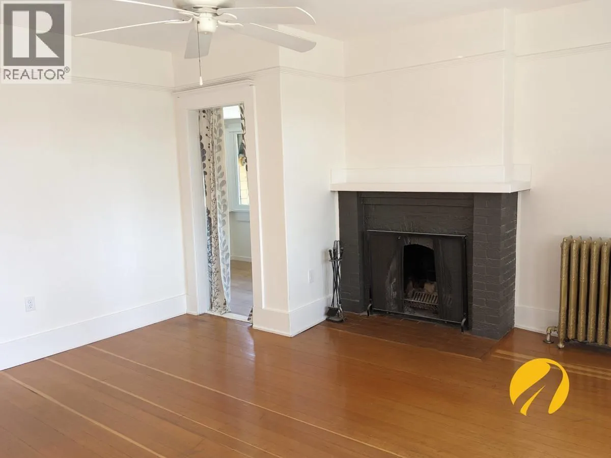 Upper 1 1631 DUNBAR STREET