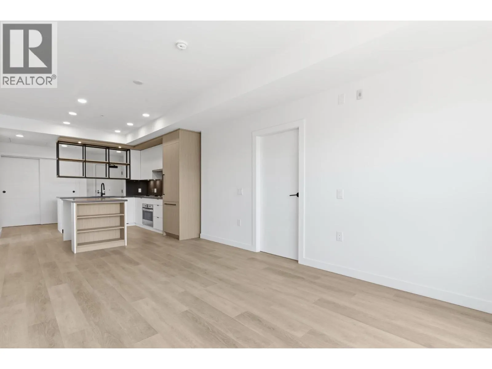 302 2268 E BROADWAY