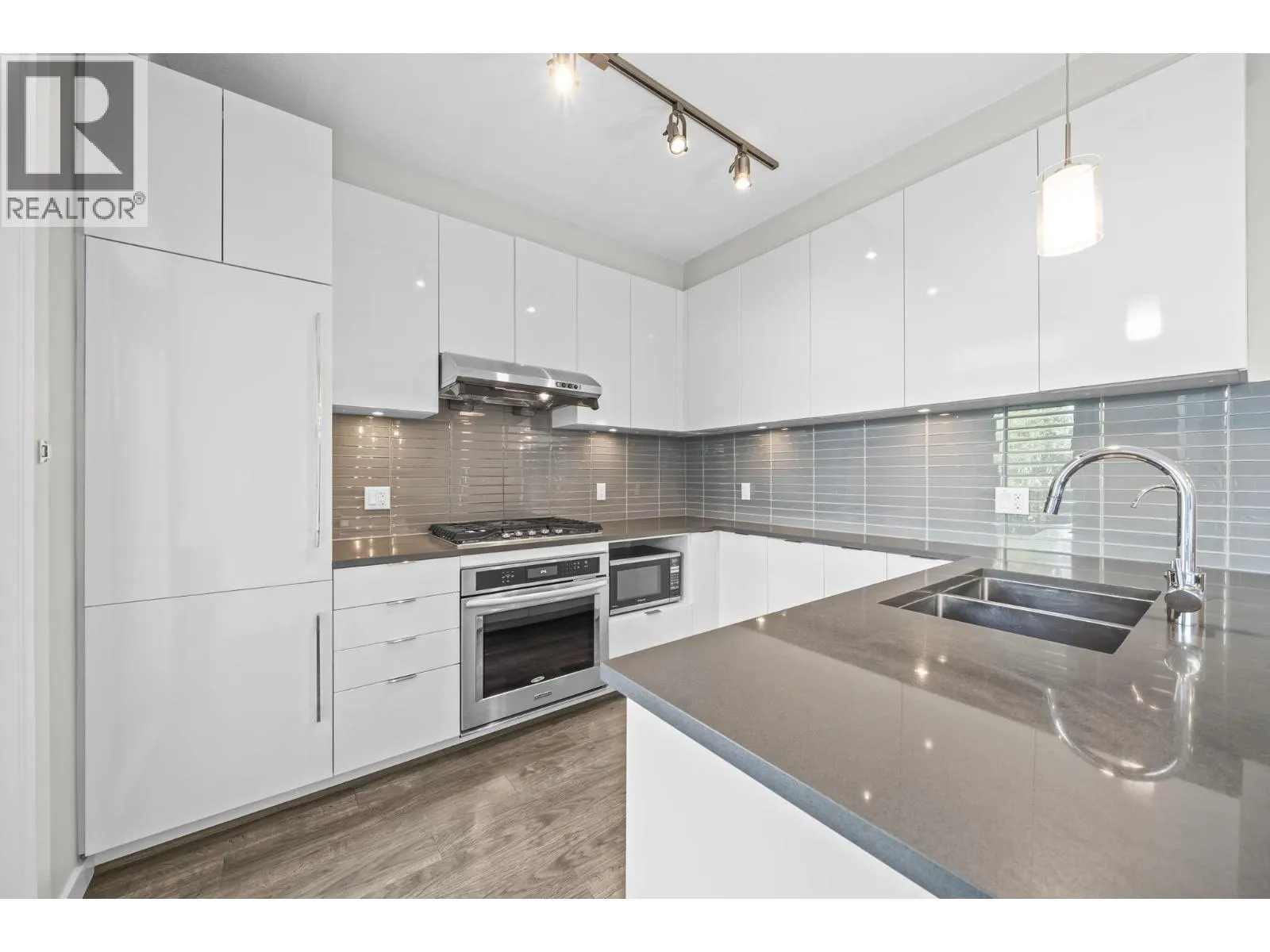 215 9311 ALEXANDRA ROAD