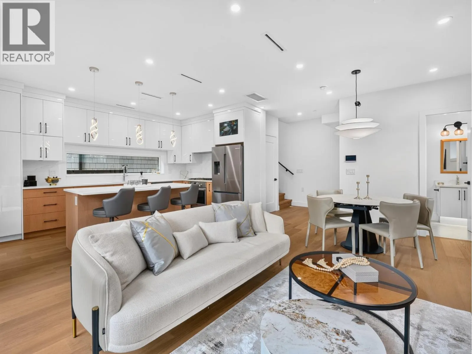 2 950 W 17TH AVENUE