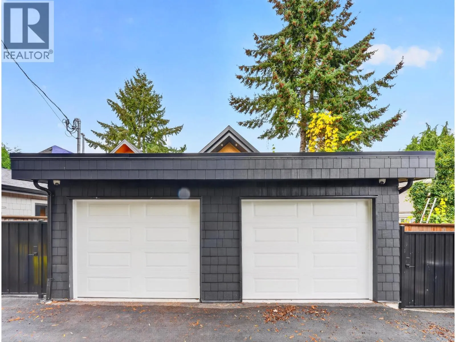 2 950 W 17TH AVENUE