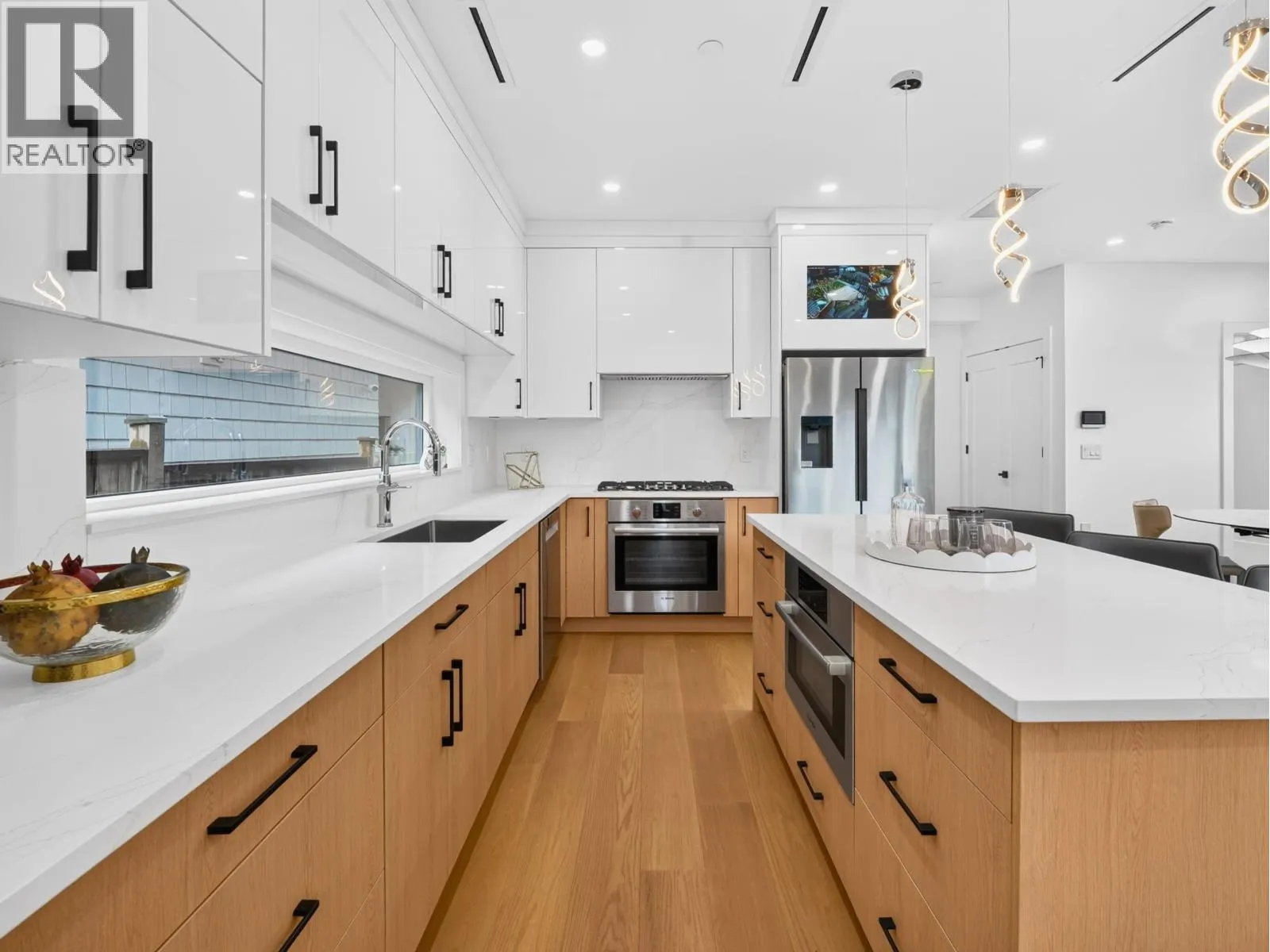 2 950 W 17TH AVENUE