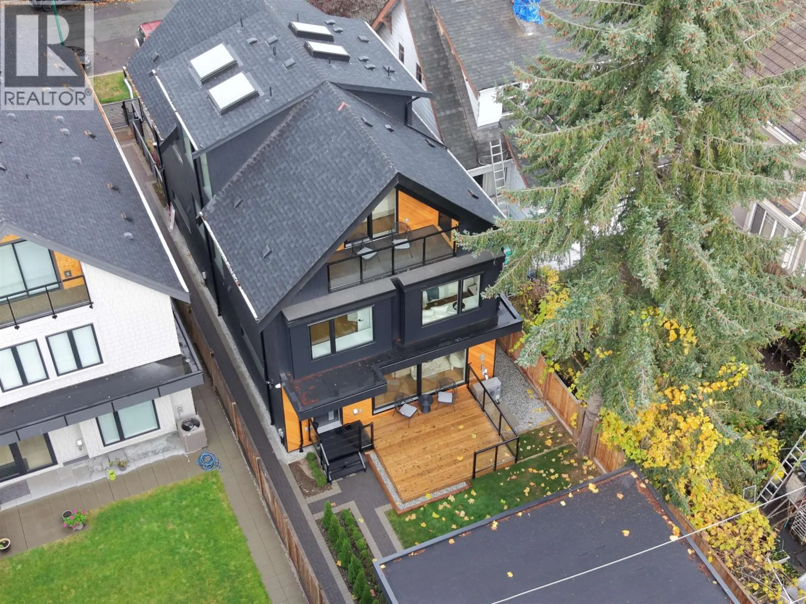 2 950 W 17TH AVENUE
