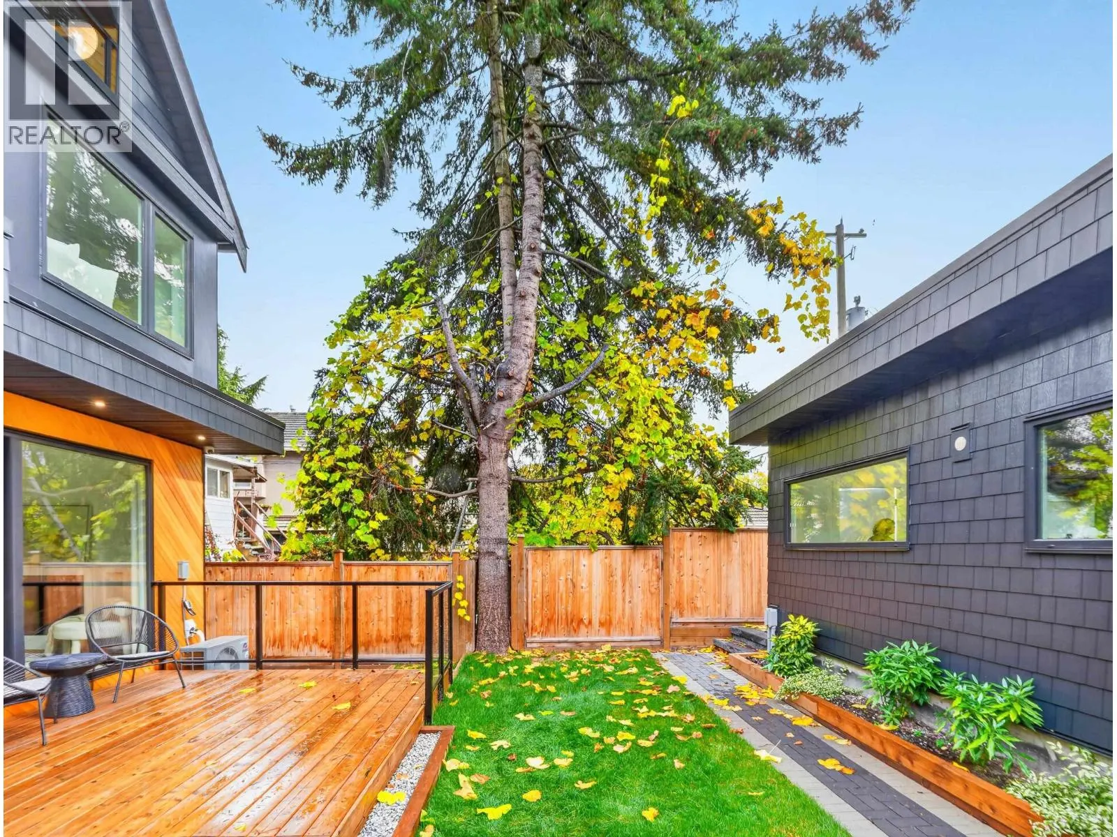 2 950 W 17TH AVENUE