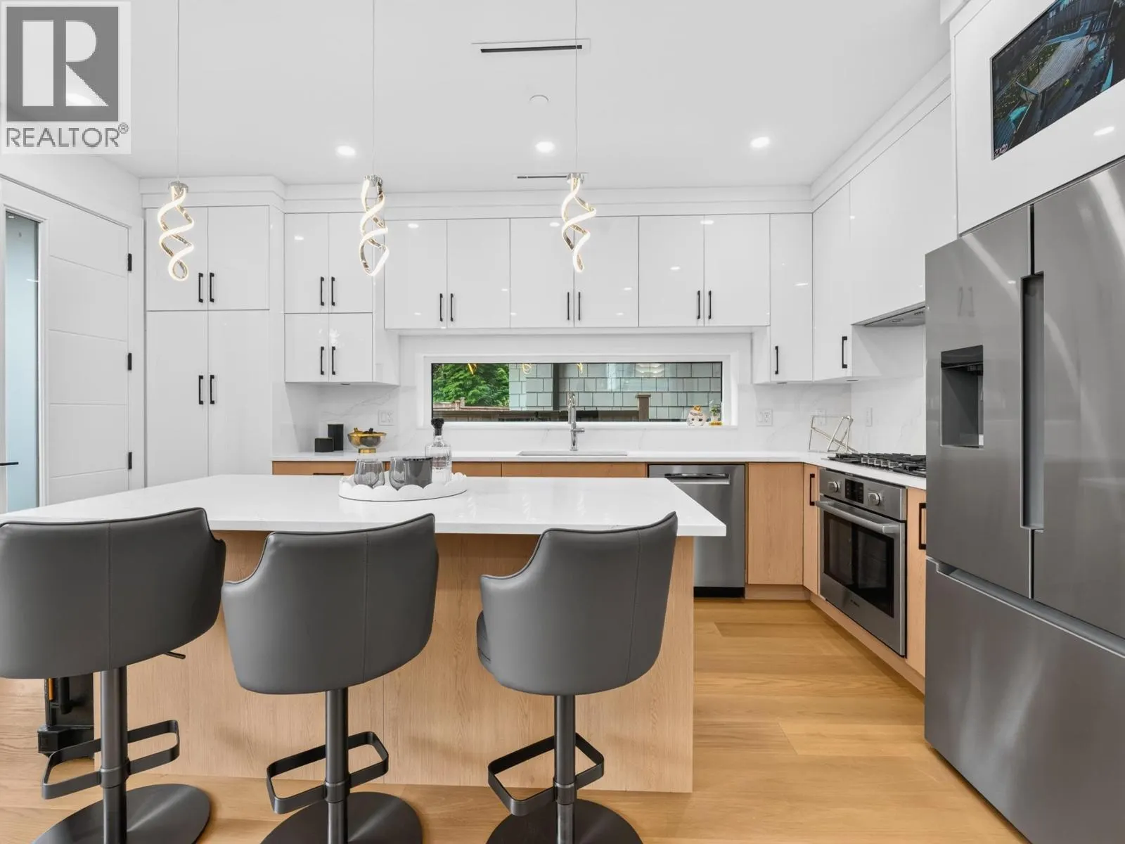 2 950 W 17TH AVENUE