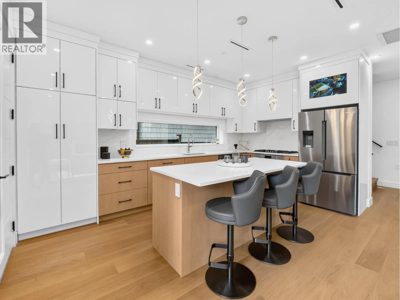 2 950 W 17TH AVENUE