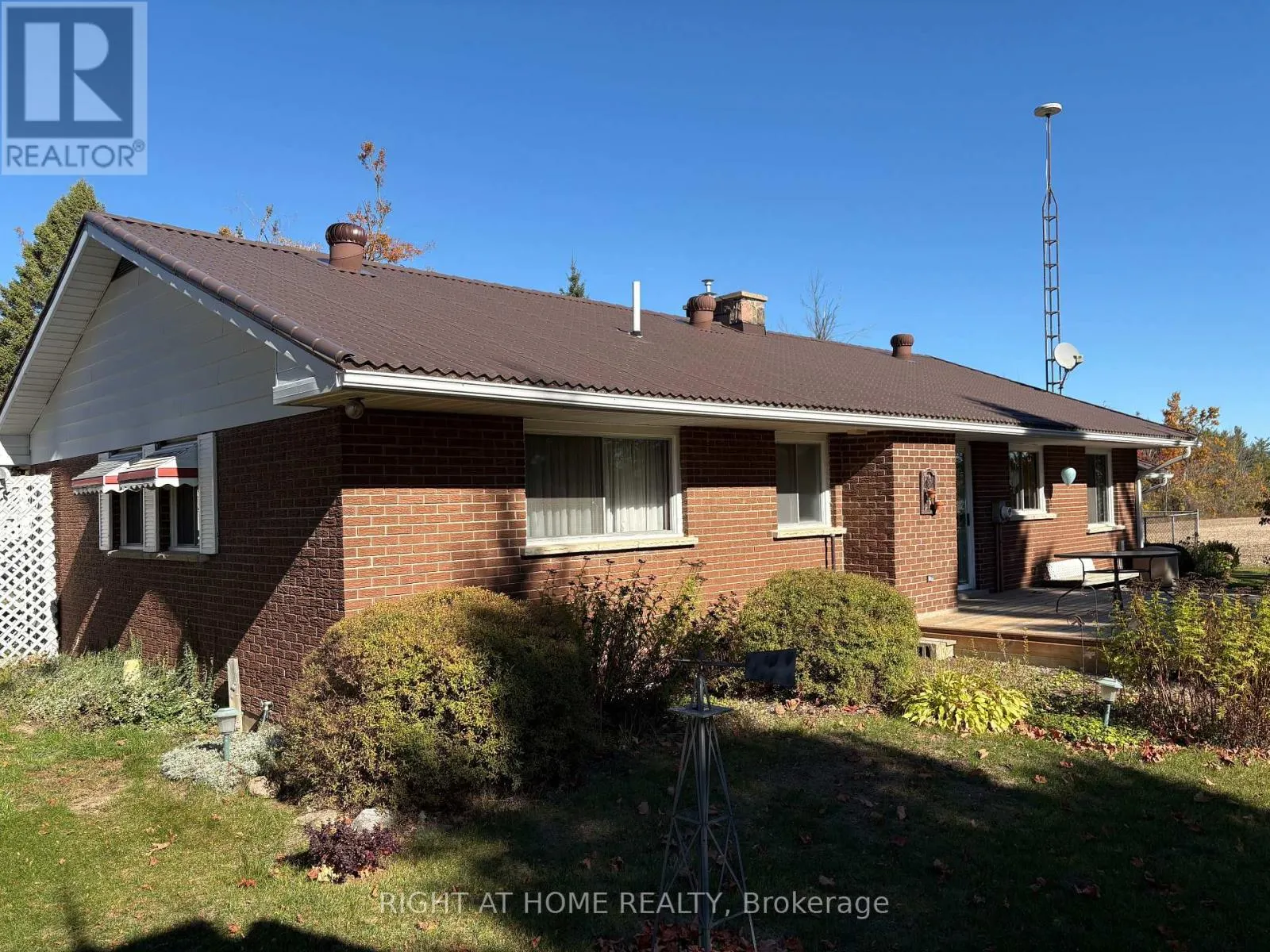 978 15/16 SIDE ROAD E