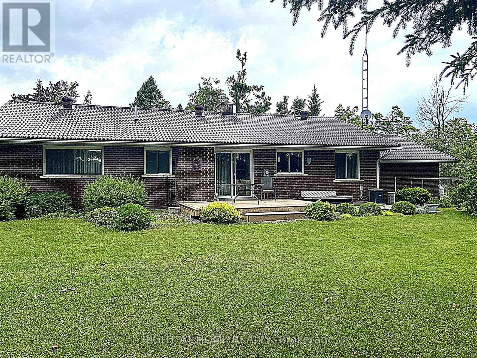 978 15/16 SIDE ROAD E