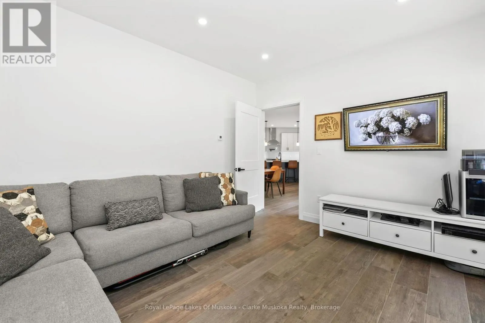 3278 RUSSELL DRIVE