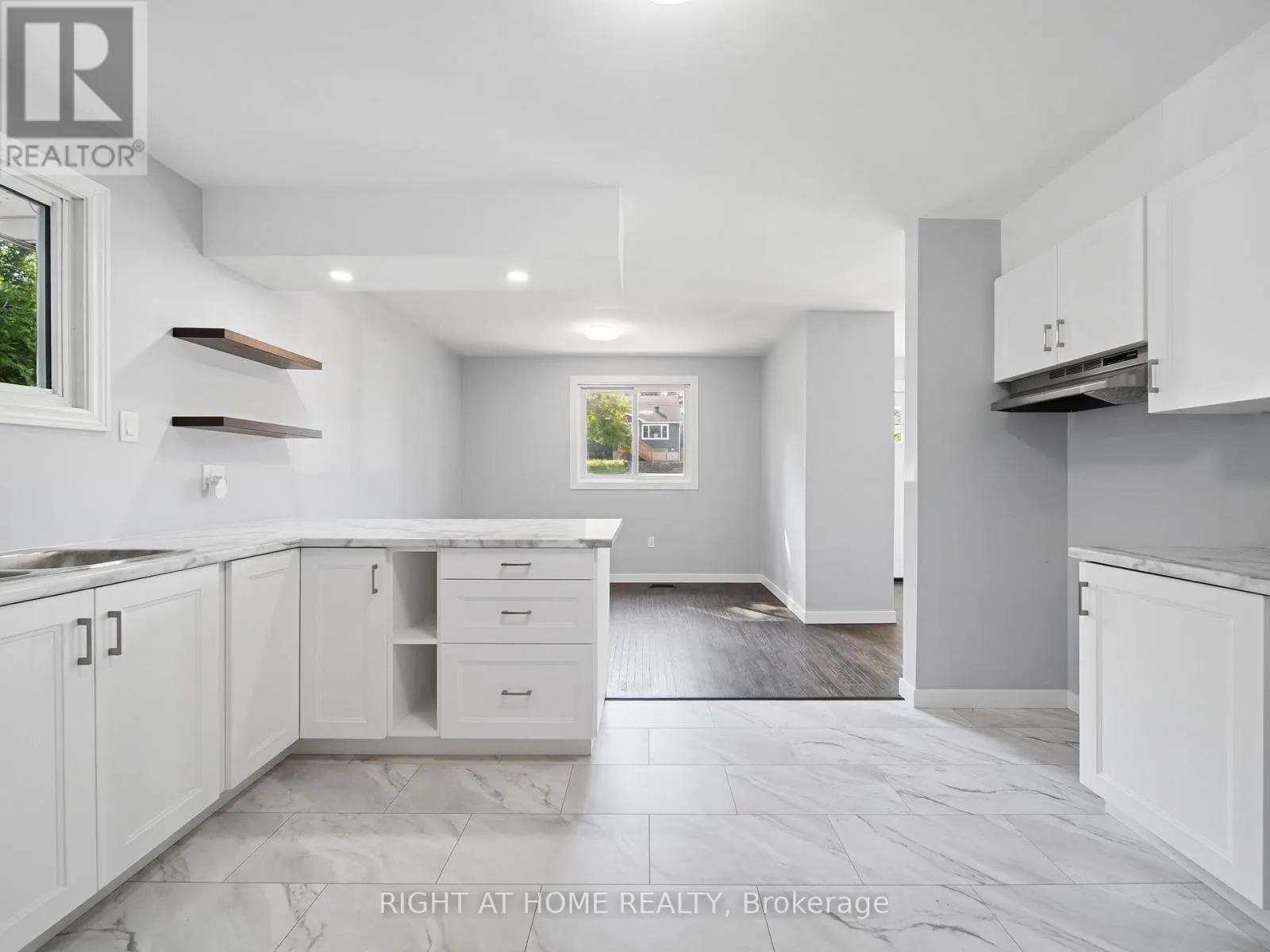 138 SIMCOE STREET