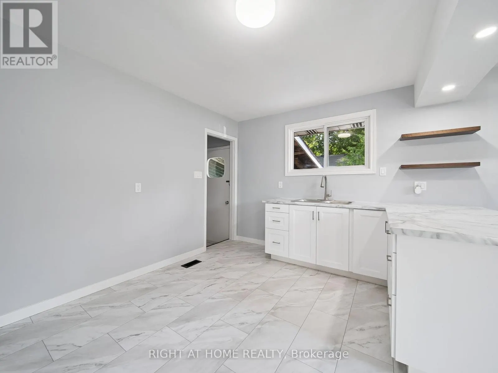 138 SIMCOE STREET