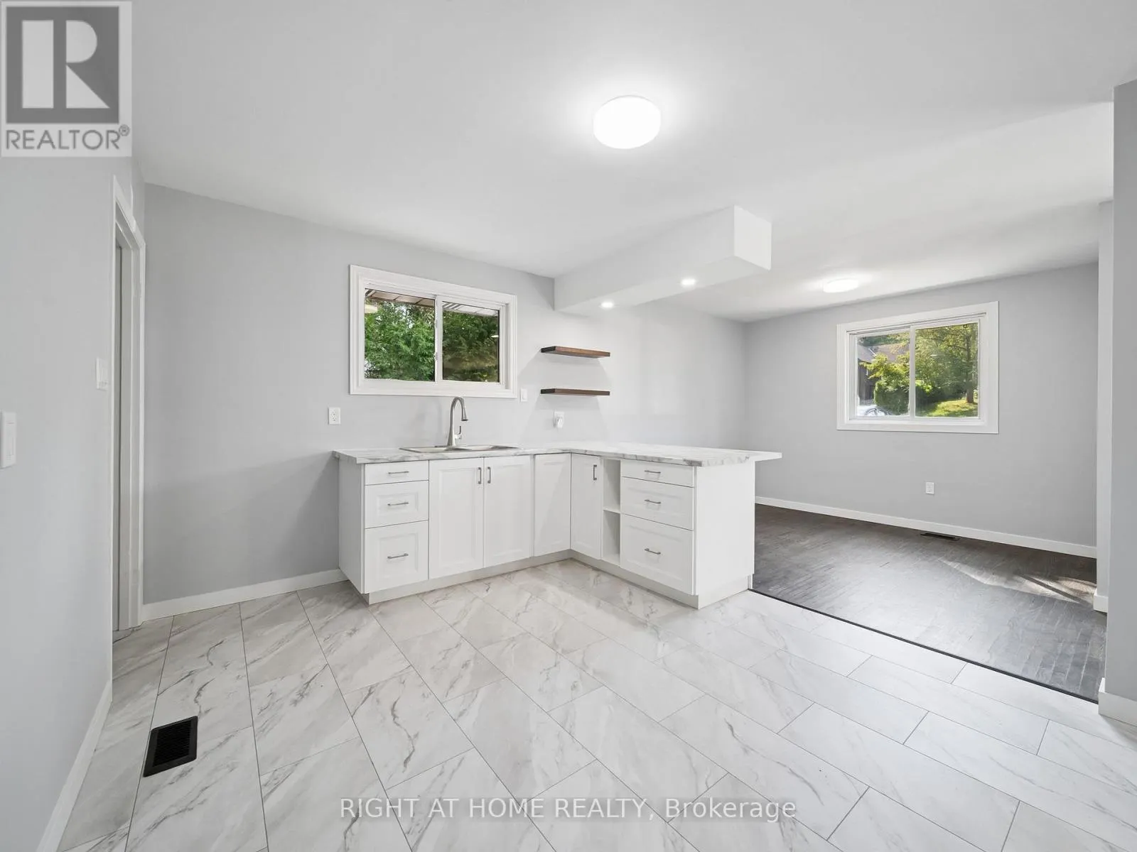 138 SIMCOE STREET