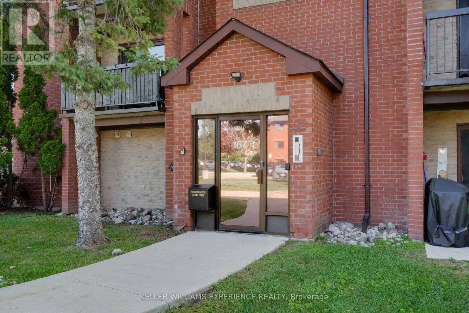 E8 - 167 EDGEHILL DRIVE