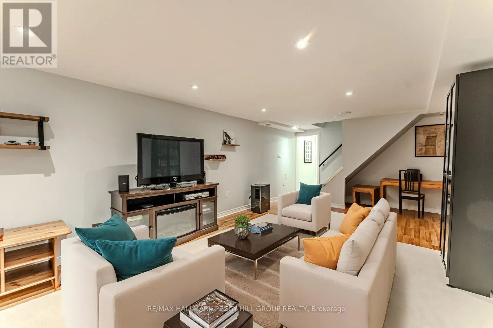 19 OAKRIDGE DRIVE