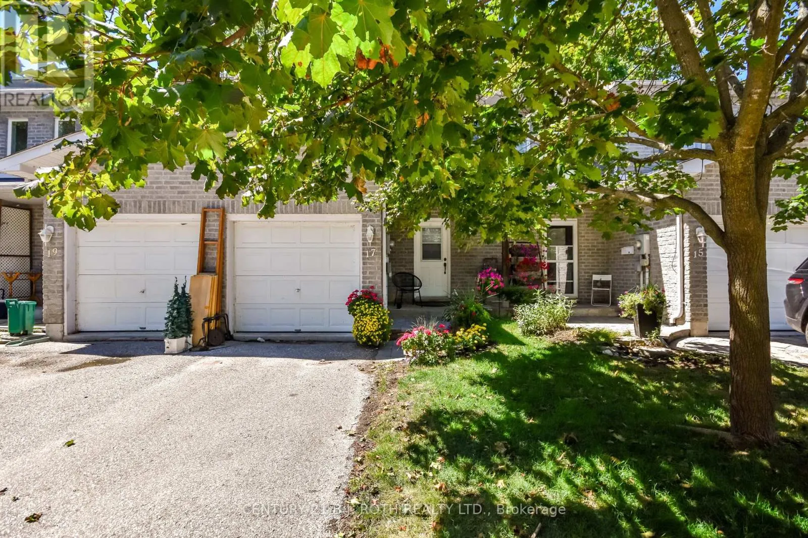 17 VIVIAN LANE