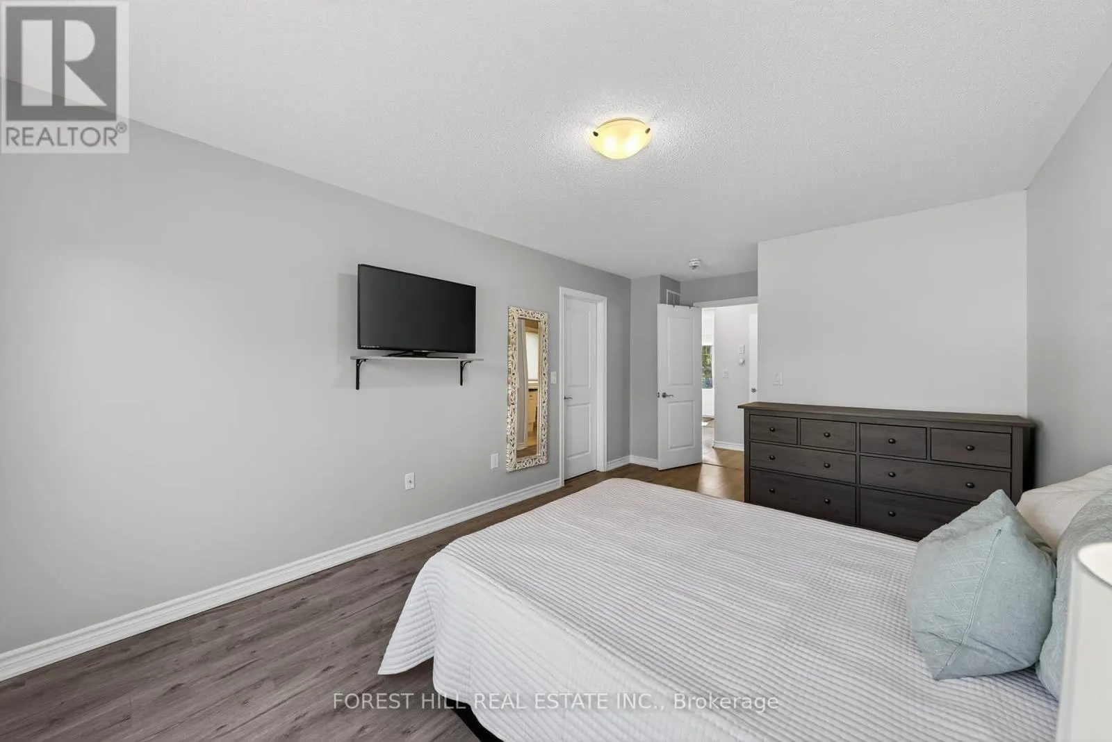 70 ROBERT STREET S