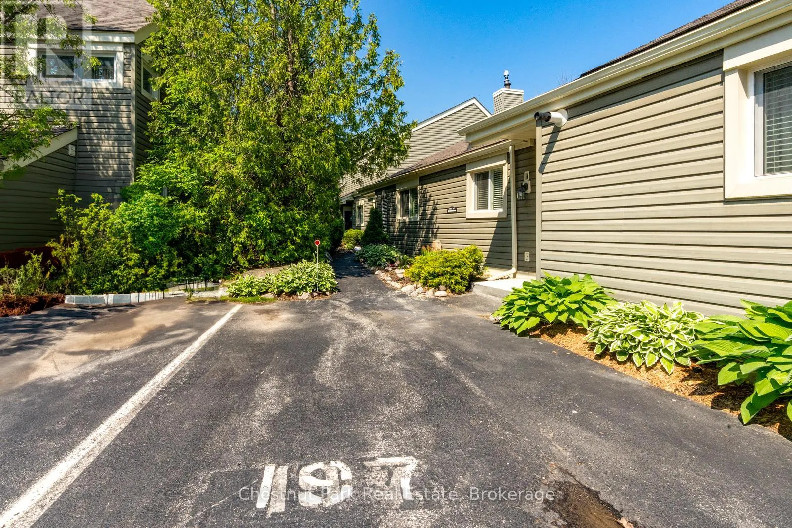 197 ESCARPMENT CRESCENT
