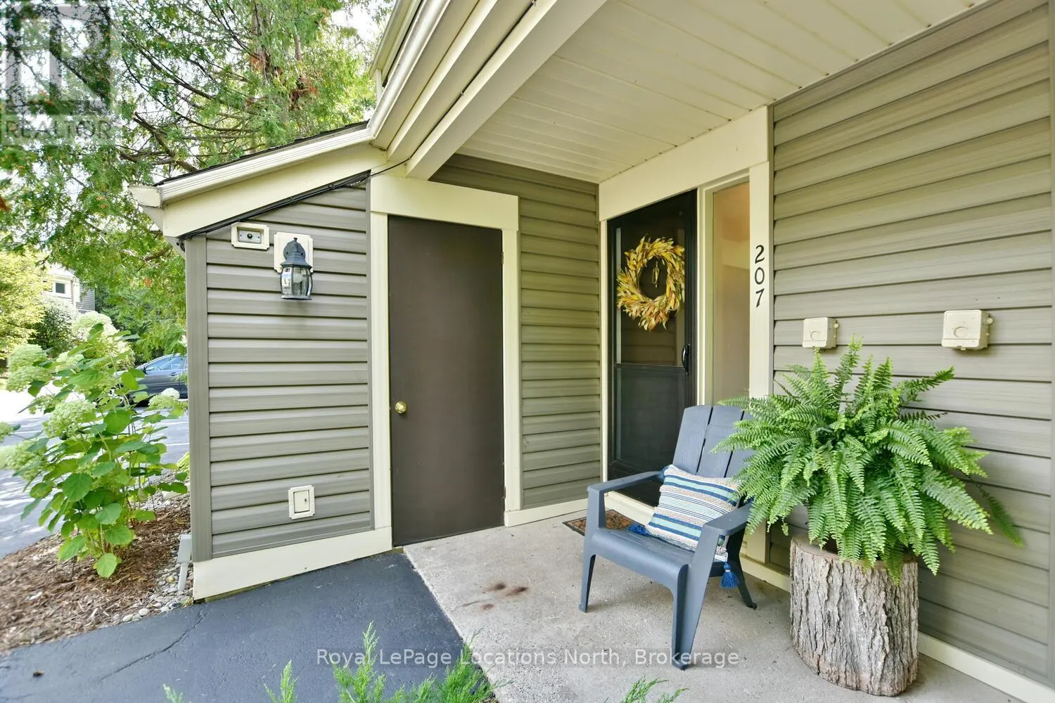 207 ESCARPMENT CRESCENT