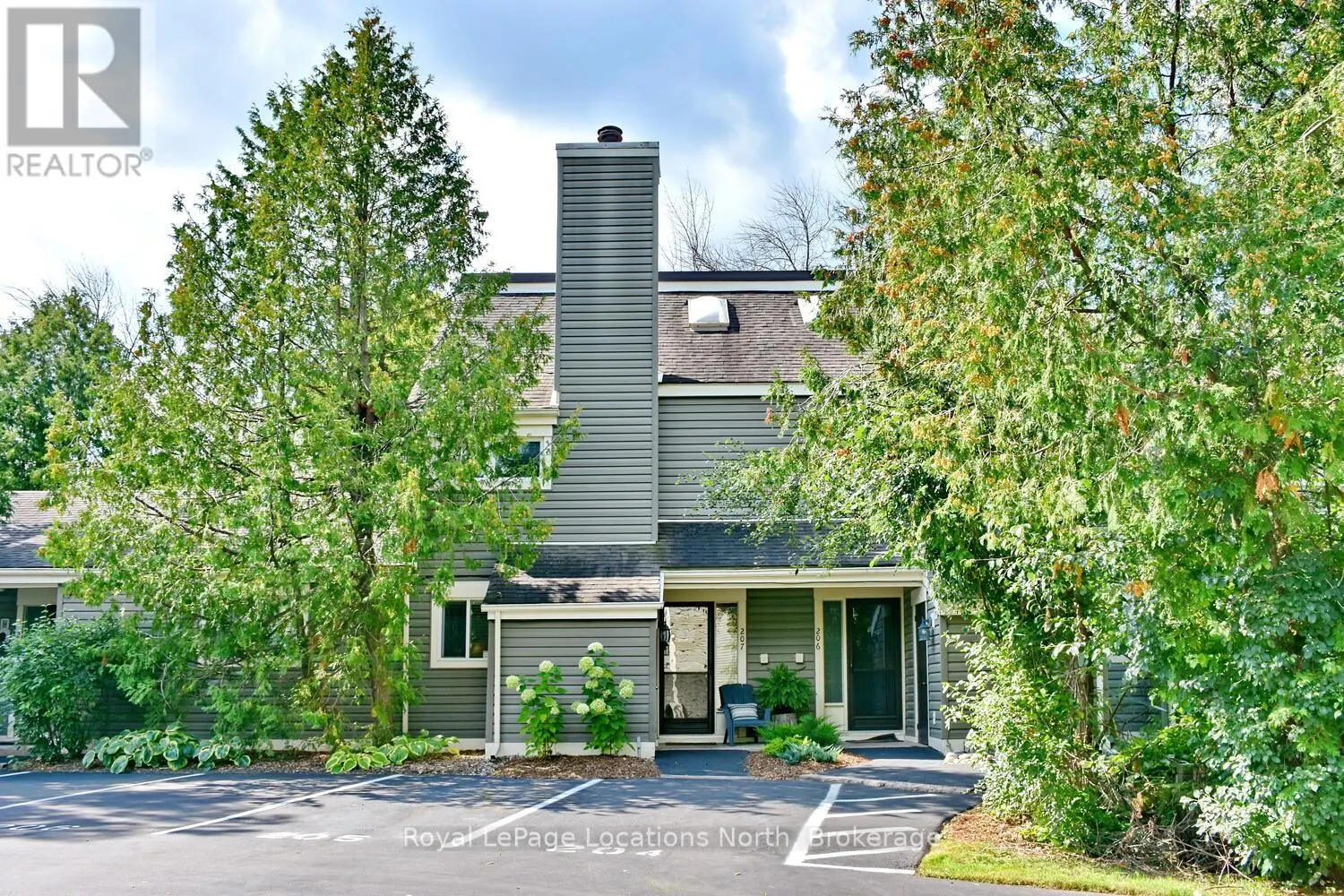 207 ESCARPMENT CRESCENT