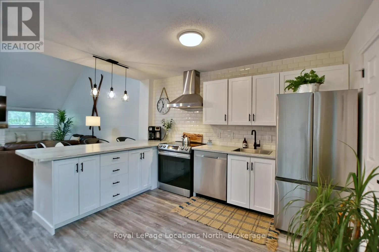 207 ESCARPMENT CRESCENT