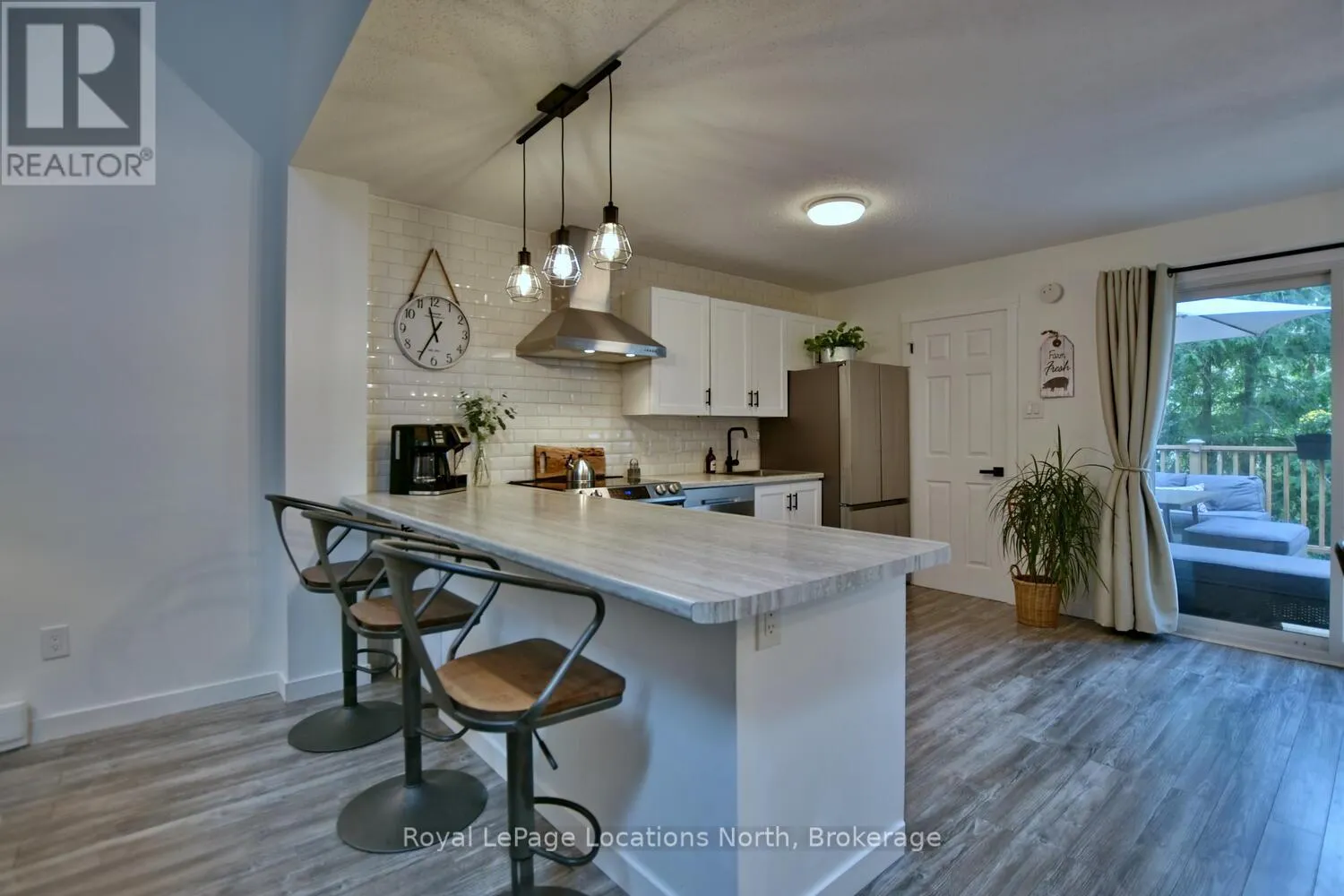 207 ESCARPMENT CRESCENT