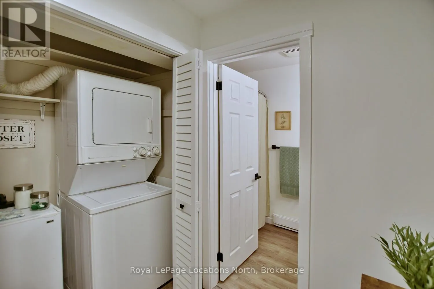 207 ESCARPMENT CRESCENT