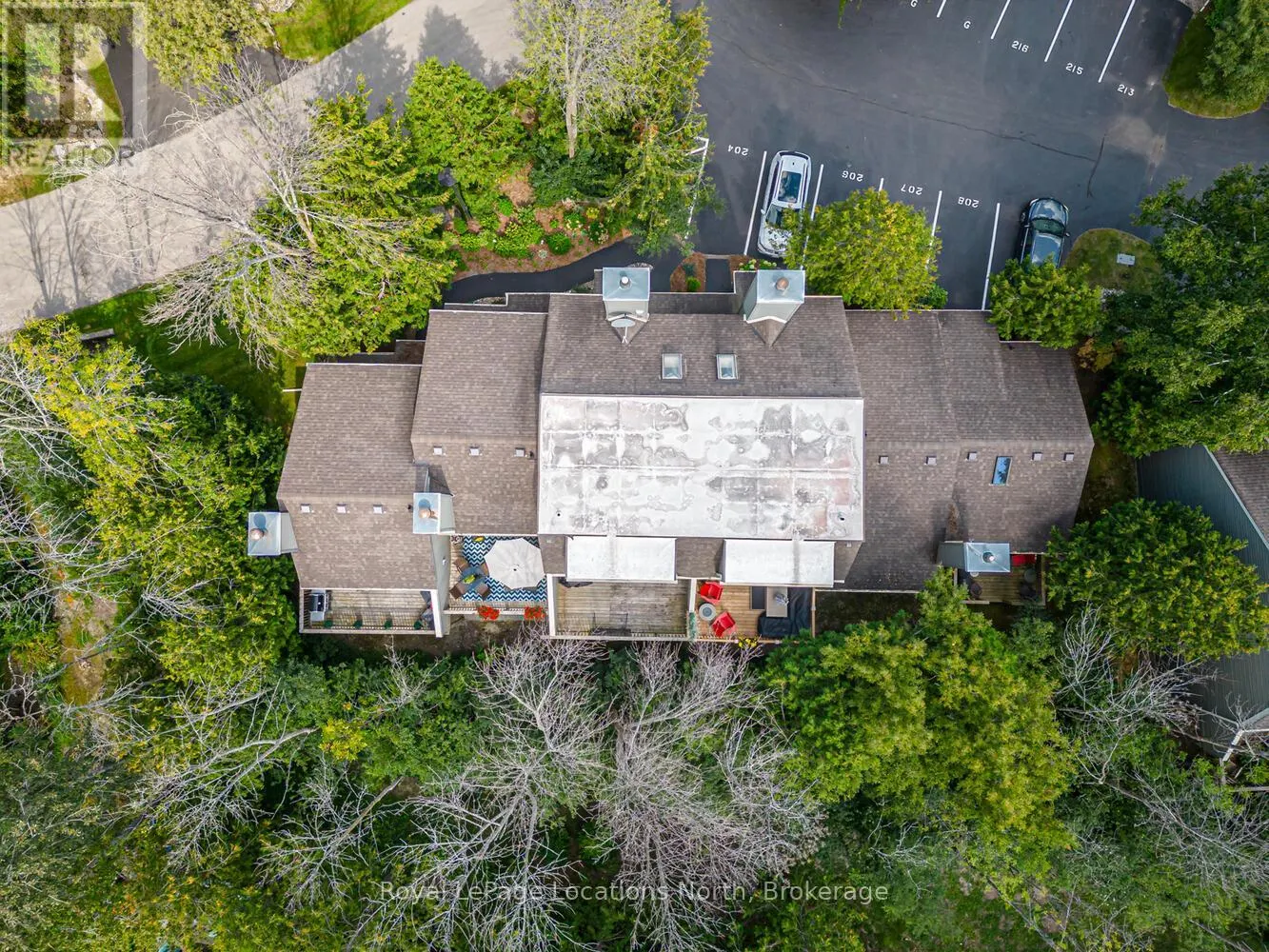207 ESCARPMENT CRESCENT