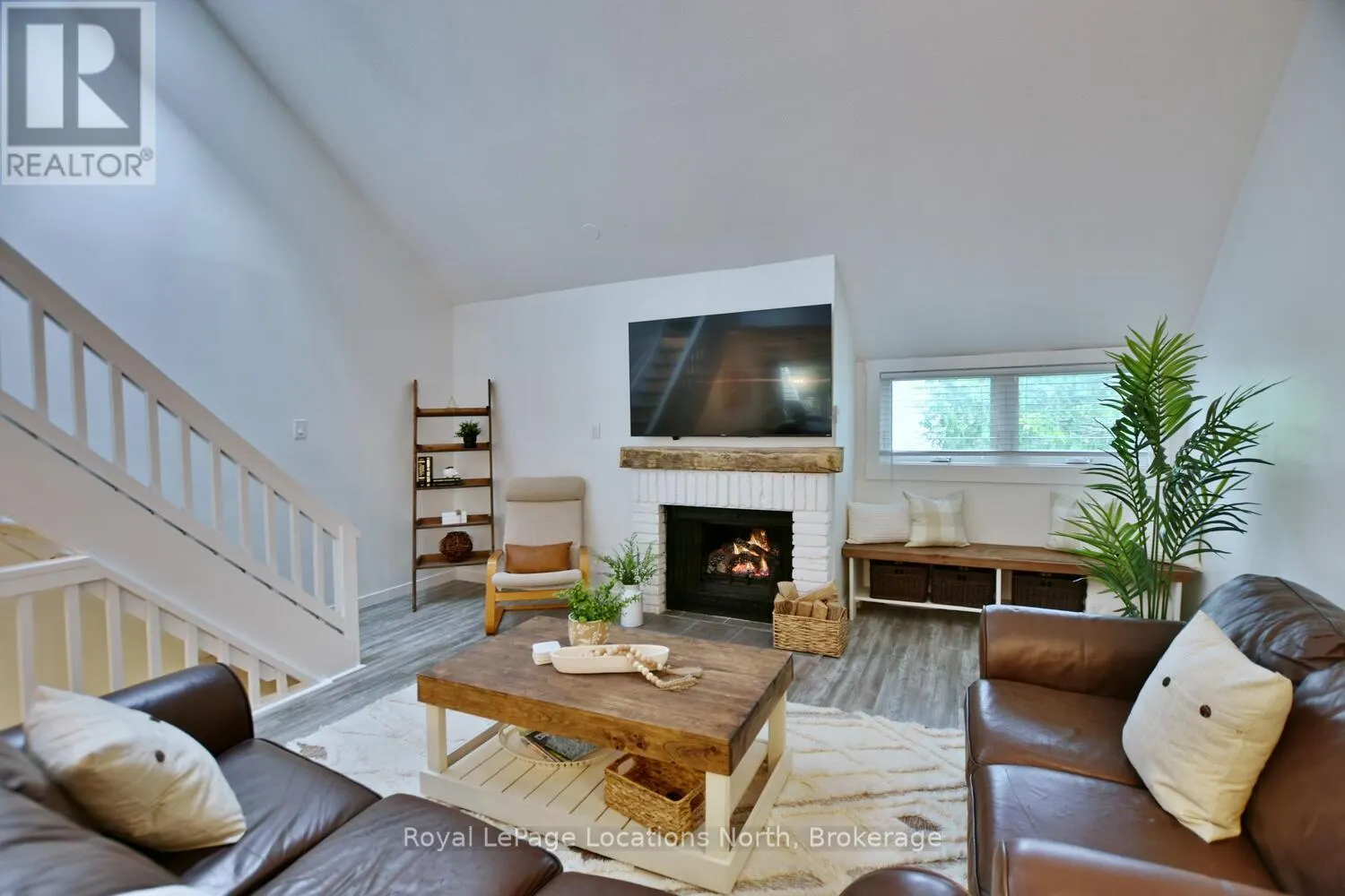 207 ESCARPMENT CRESCENT