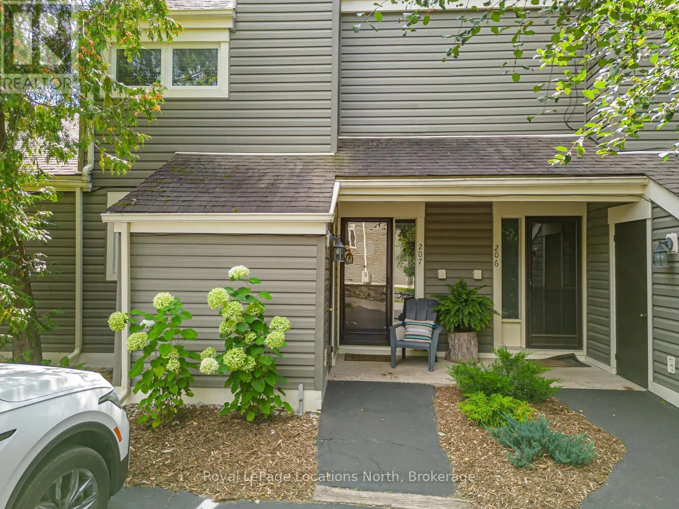 207 ESCARPMENT CRESCENT