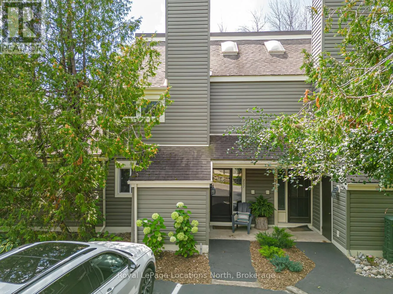 207 ESCARPMENT CRESCENT