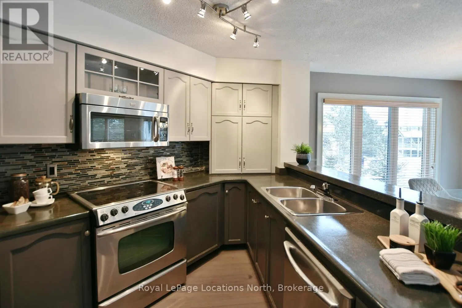 153 - 30 RAMBLINGS WAY, #153