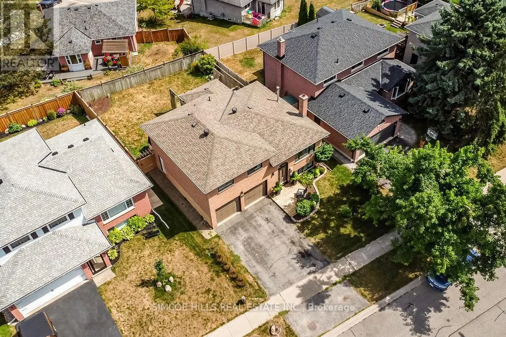 40 LAURENTIAN LANE