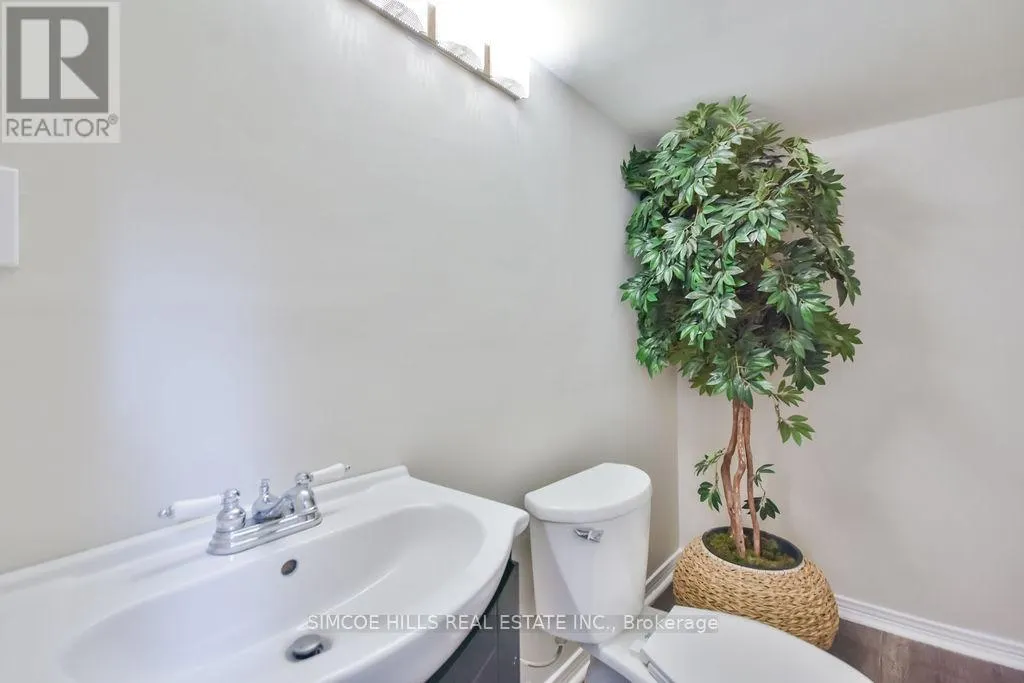 40 LAURENTIAN LANE