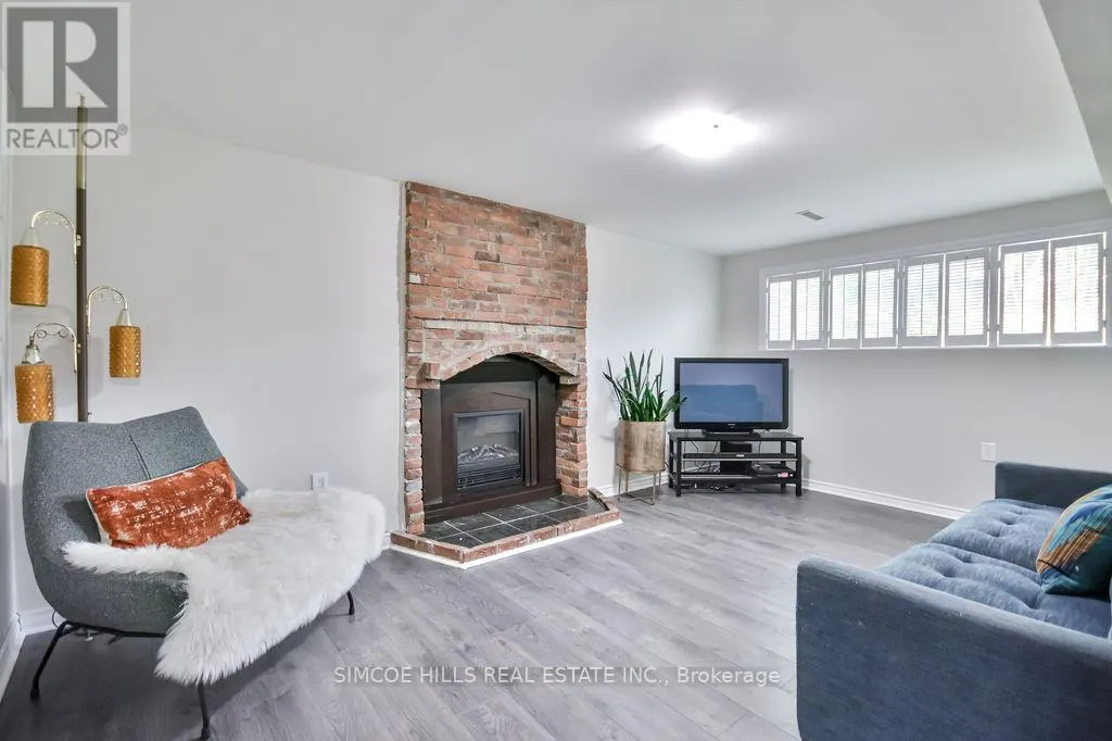 40 LAURENTIAN LANE