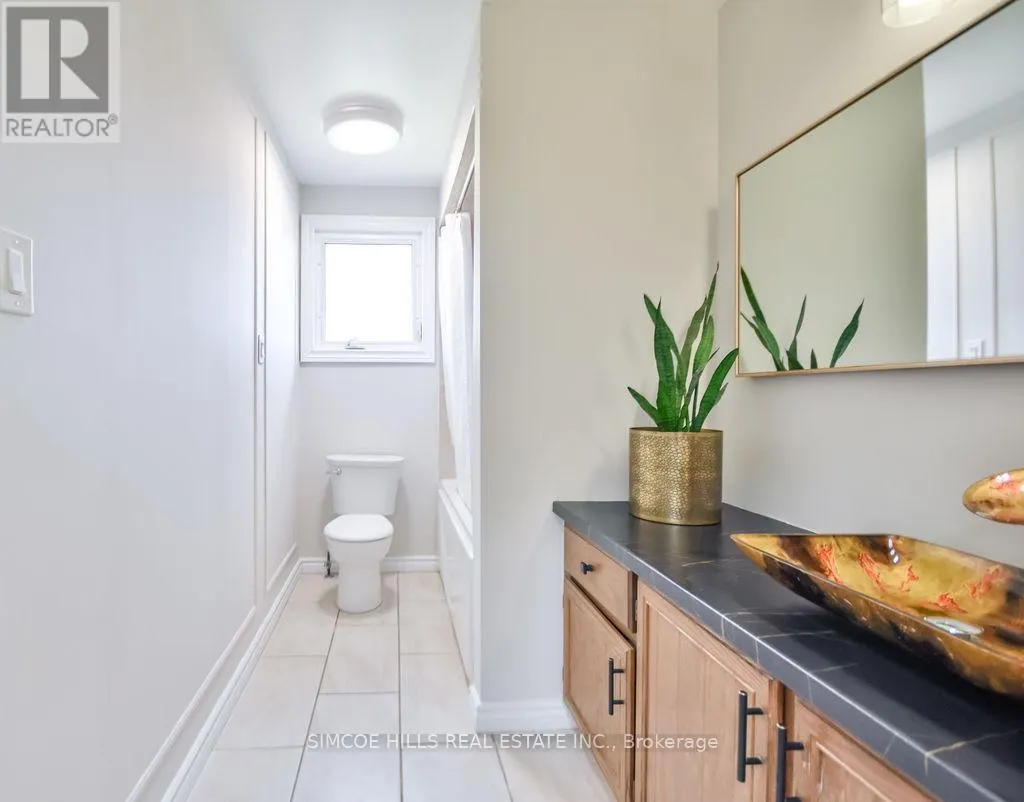 40 LAURENTIAN LANE