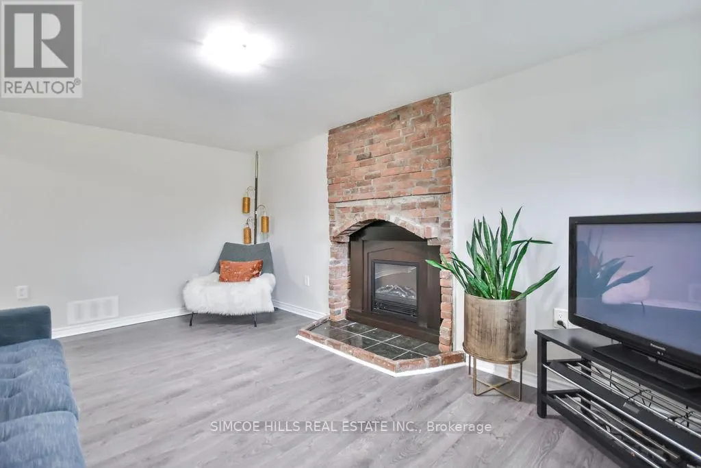 40 LAURENTIAN LANE