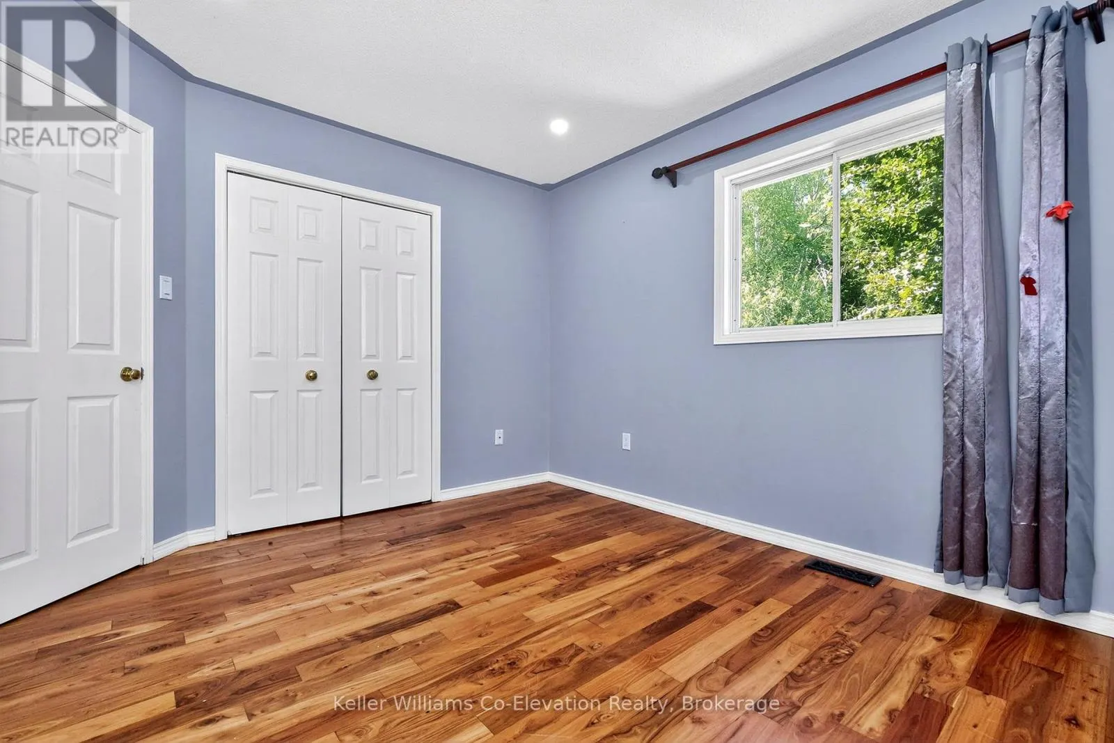 8 BRIDLE ROAD