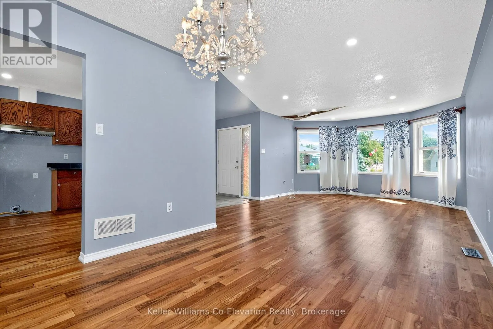 8 BRIDLE ROAD