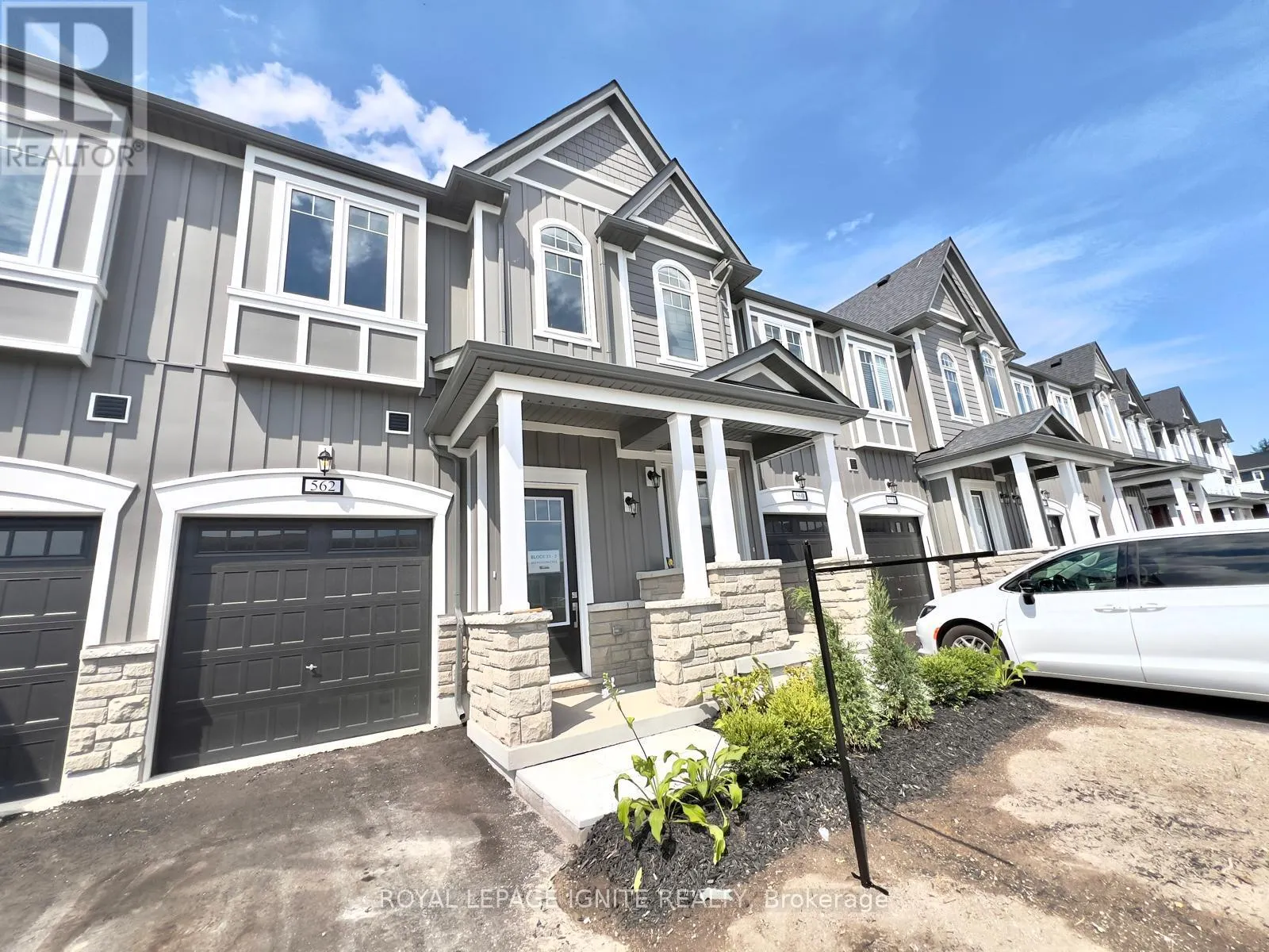 562 HUDSON CRESCENT