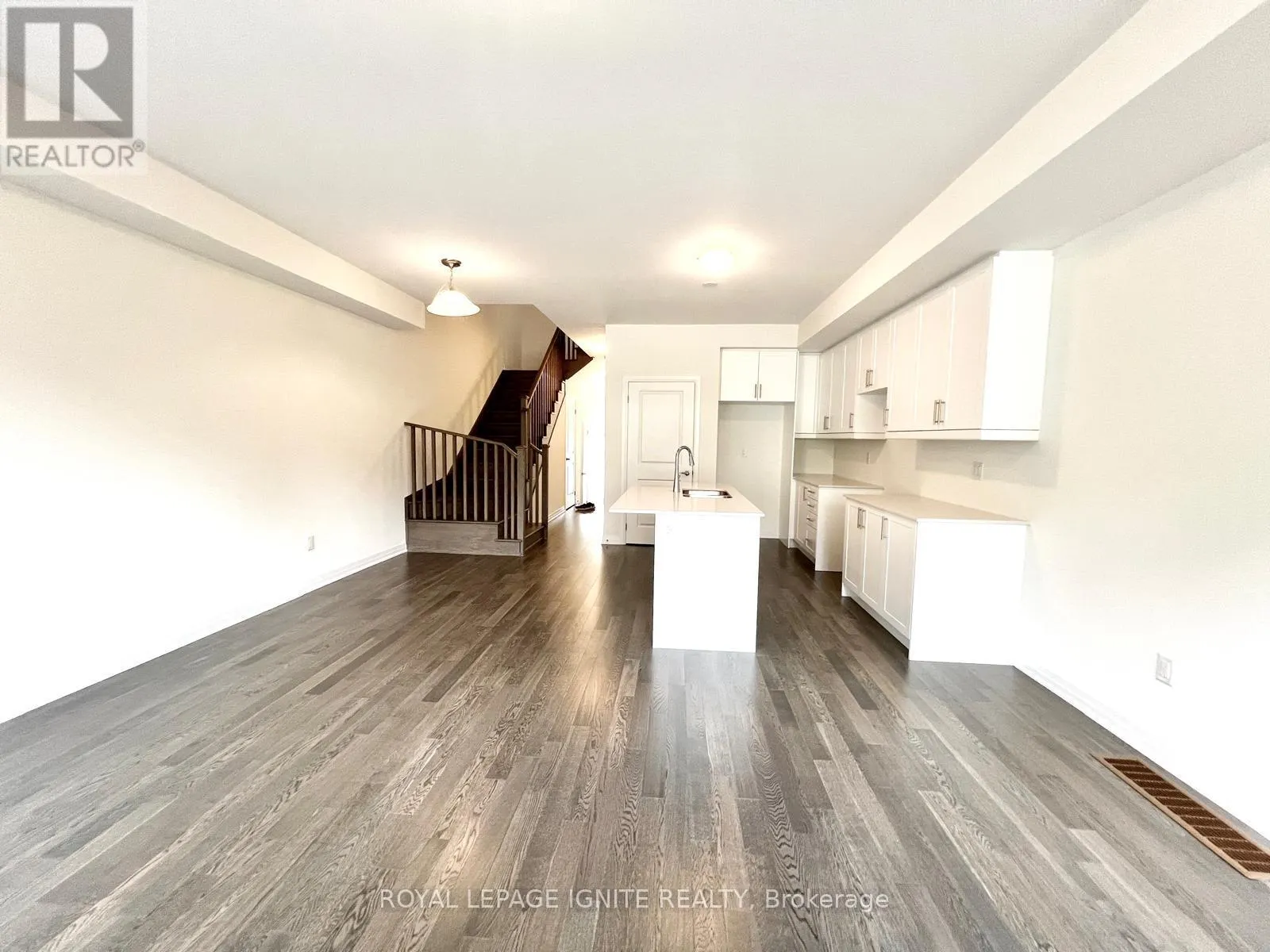 562 HUDSON CRESCENT